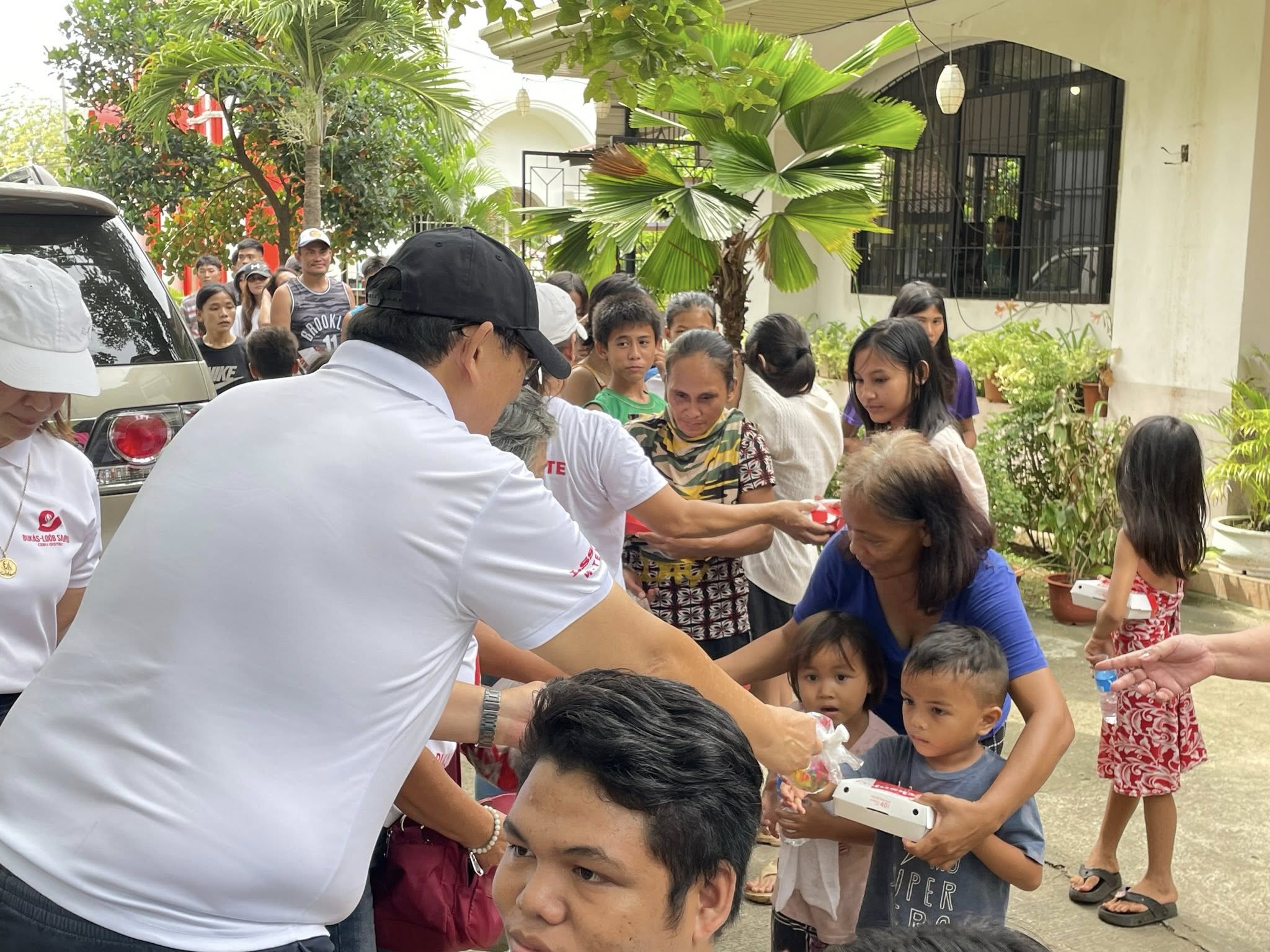 教區牧者及信徒服務災民。（翻攝自FB@Archdiocesan Shrine of Santa Rosa de Lima）